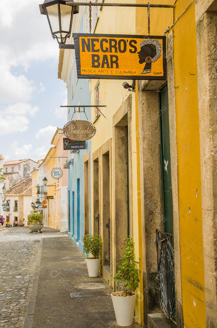 Vista brilhante e ensolarada do histórico centro turístico do Pelourinho, Salvador da Bahia, Brasil