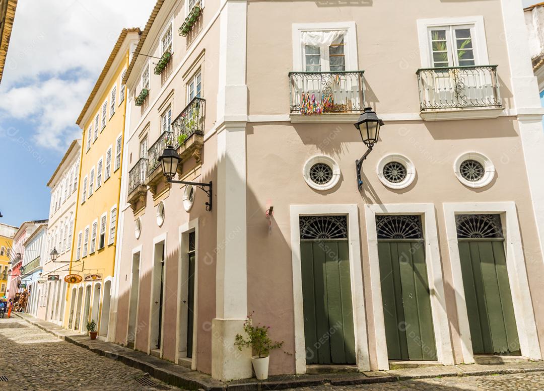 Vista brilhante e ensolarada do centro turístico histórico do Pelourinho, Salvador da Bahia, Brasil