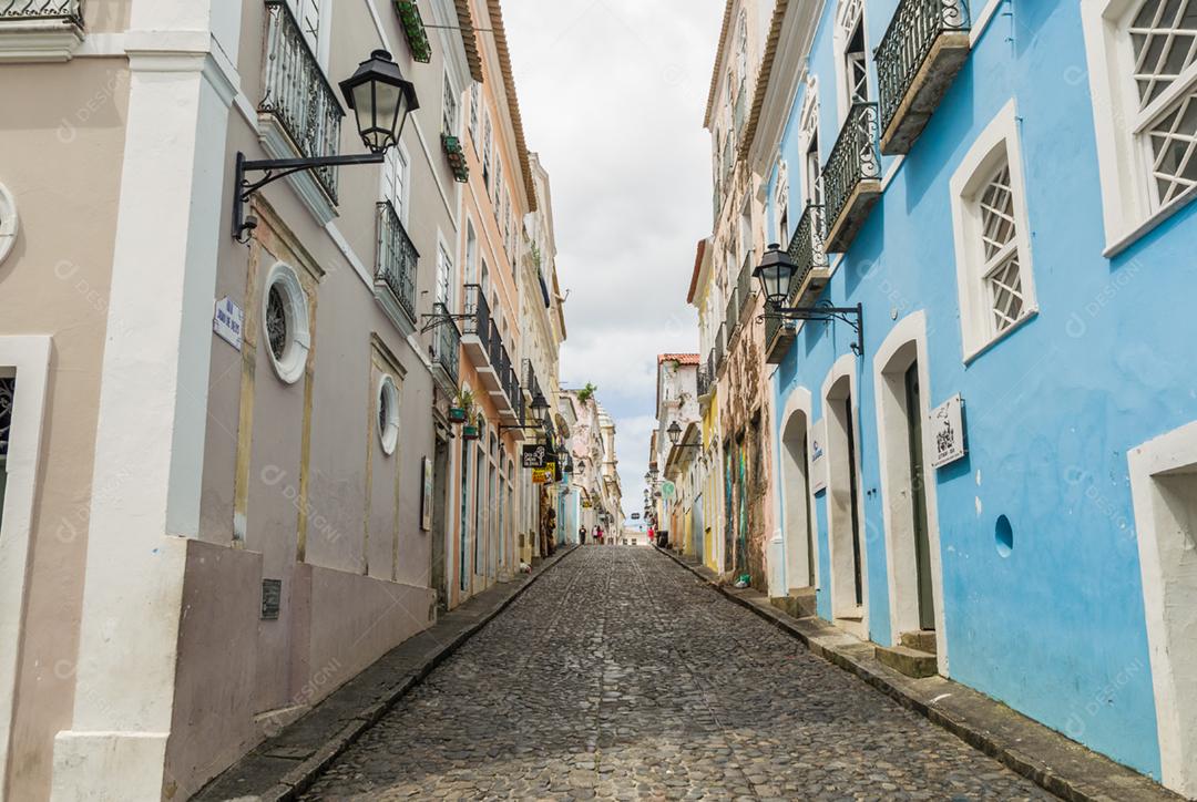 Vista brilhante e ensolarada do histórico centro turístico do Pelourinho, Salvador da Bahia, Brasil