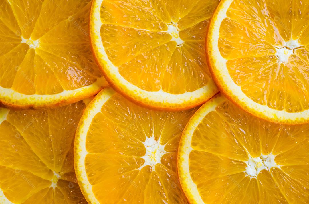 Fatias de laranja ou tangerina isoladas no fundo branco.