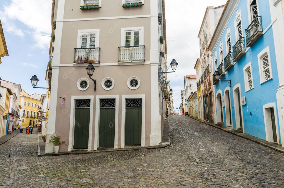 Vista brilhante e ensolarada do histórico centro turístico do Pelourinho, Salvador da Bahia, Brasil