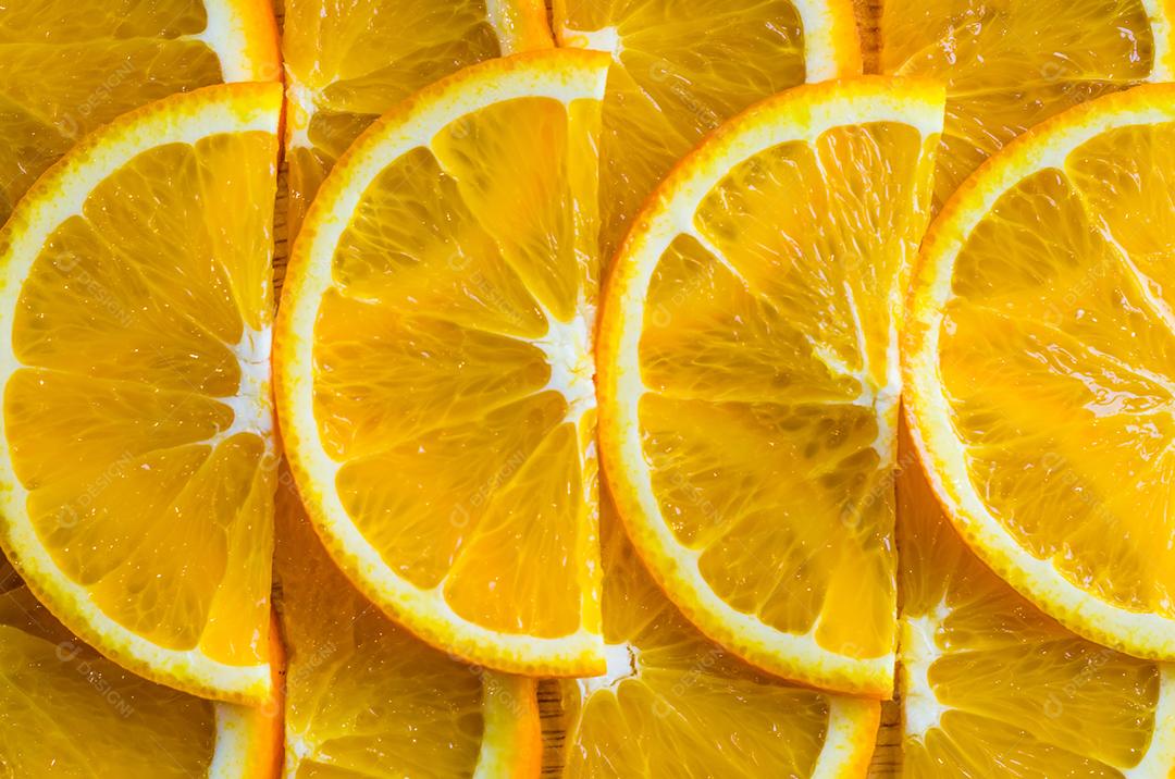 Fatias de laranja ou tangerina isoladas no fundo branco.