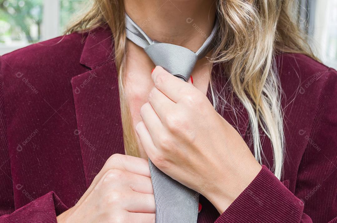 Grande conceito de direitos das mulheres, igualdade de gênero, gênero, jovem loira e caucasiana com gravata.