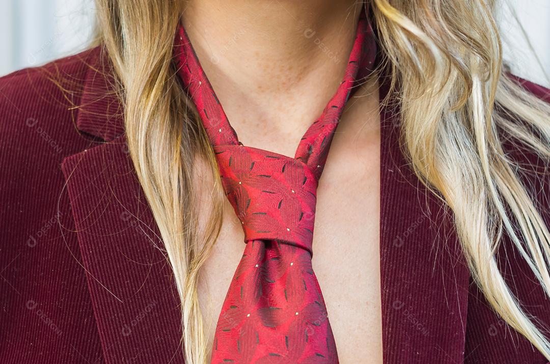 Grande conceito de direitos das mulheres, igualdade de gênero, gênero, jovem loira e caucasiana com gravata.