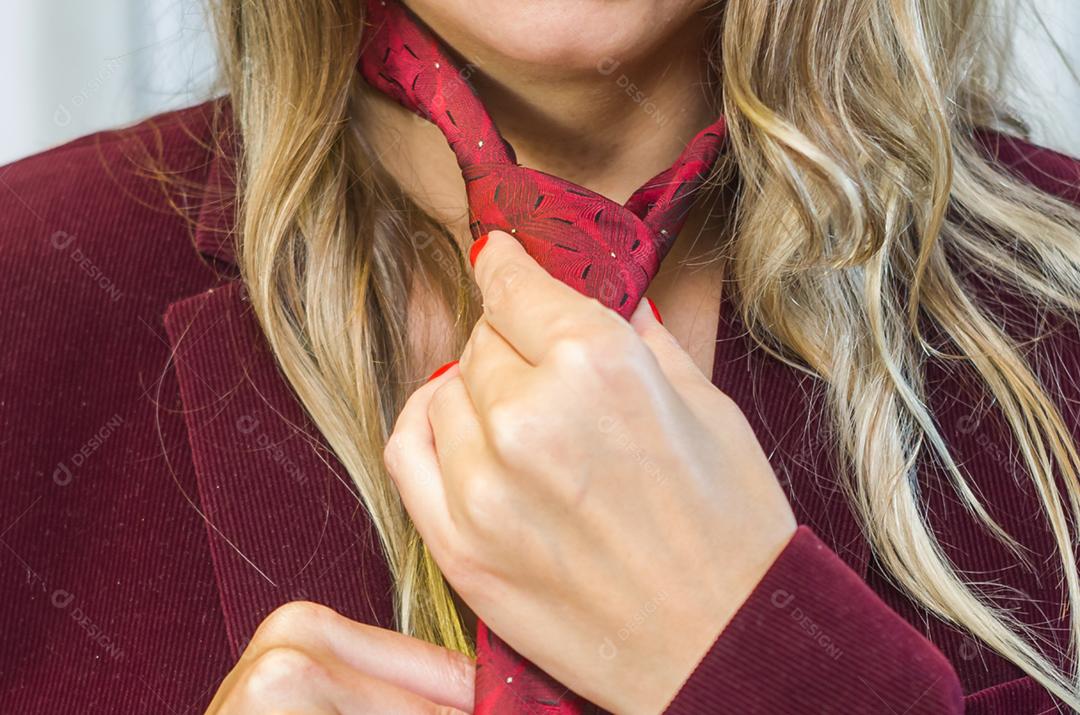 Grande conceito de direitos das mulheres, igualdade de gênero, gênero, jovem loira e caucasiana com gravata.