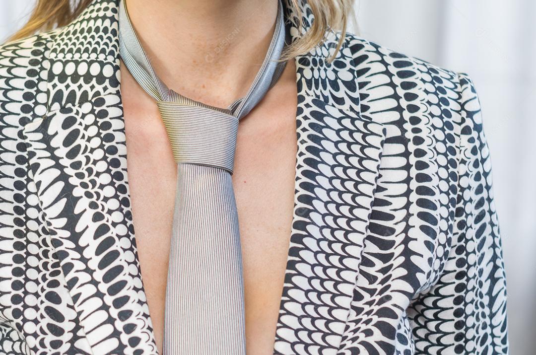 Grande conceito de direitos das mulheres, igualdade de gênero, gênero, jovem loira e caucasiana com gravata.