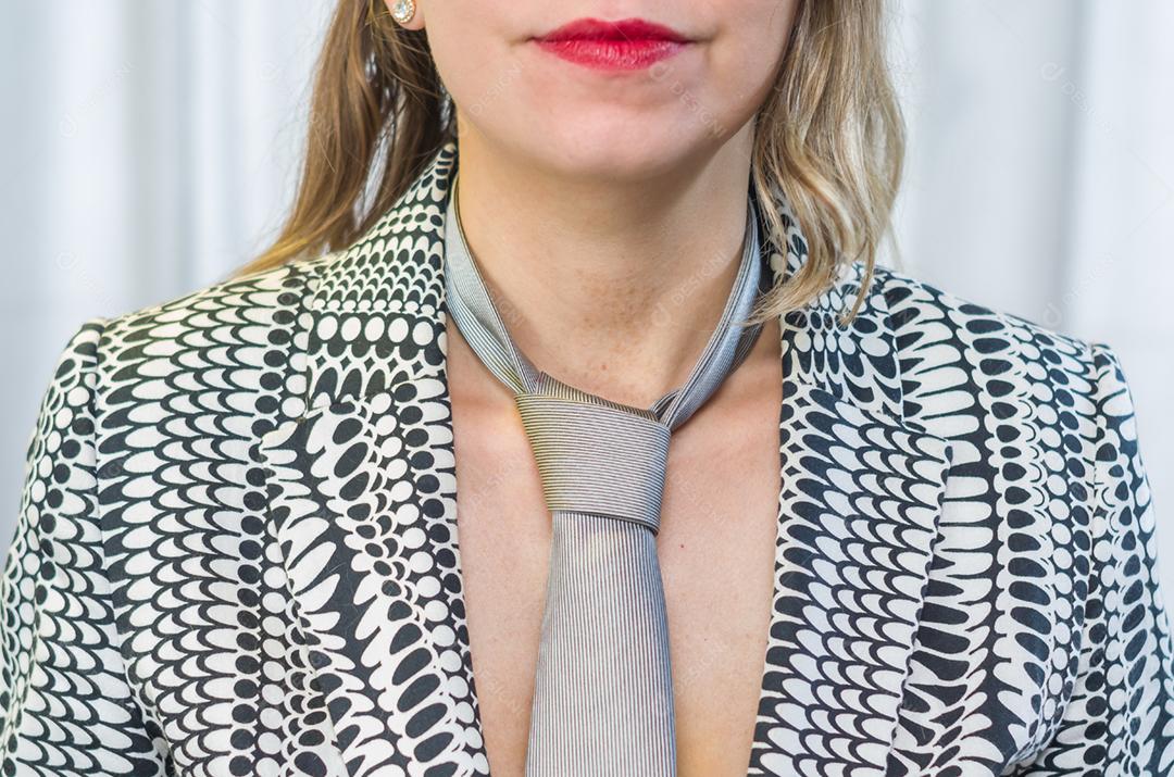 Grande conceito de direitos das mulheres, igualdade de gênero, gênero, jovem loira e caucasiana com gravata.