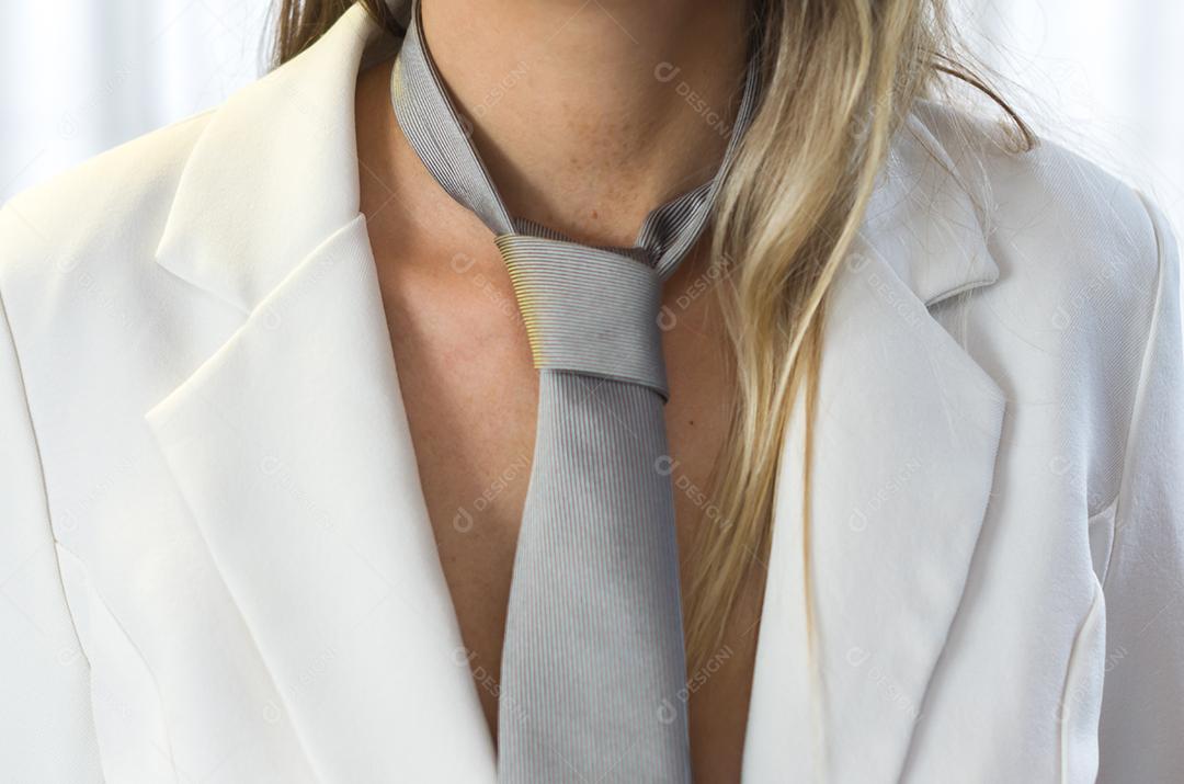 Grande conceito de direitos das mulheres, igualdade de gênero, gênero, jovem loira e caucasiana com gravata.