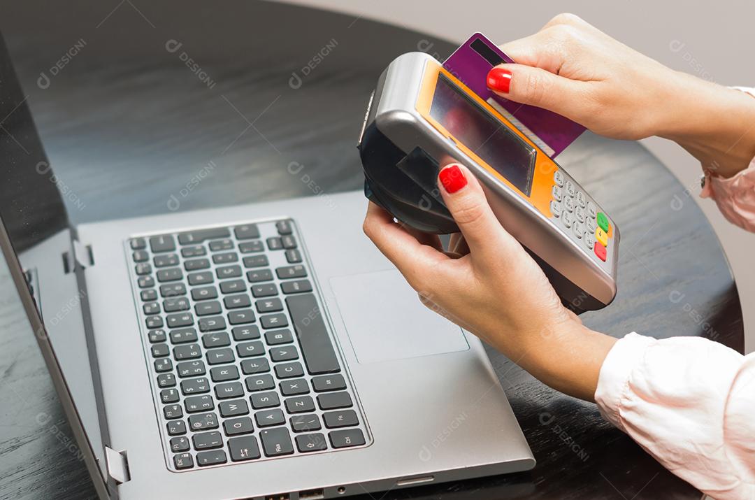 Grande conceito de pagamento online, compra pela internet, mulher comprando pela internet usando um laptop, cartão de crédito na mão.