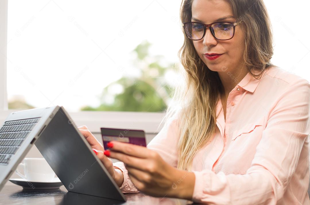 Grande conceito de pagamento online, compra pela internet, mulher comprando pela internet usando um tablet