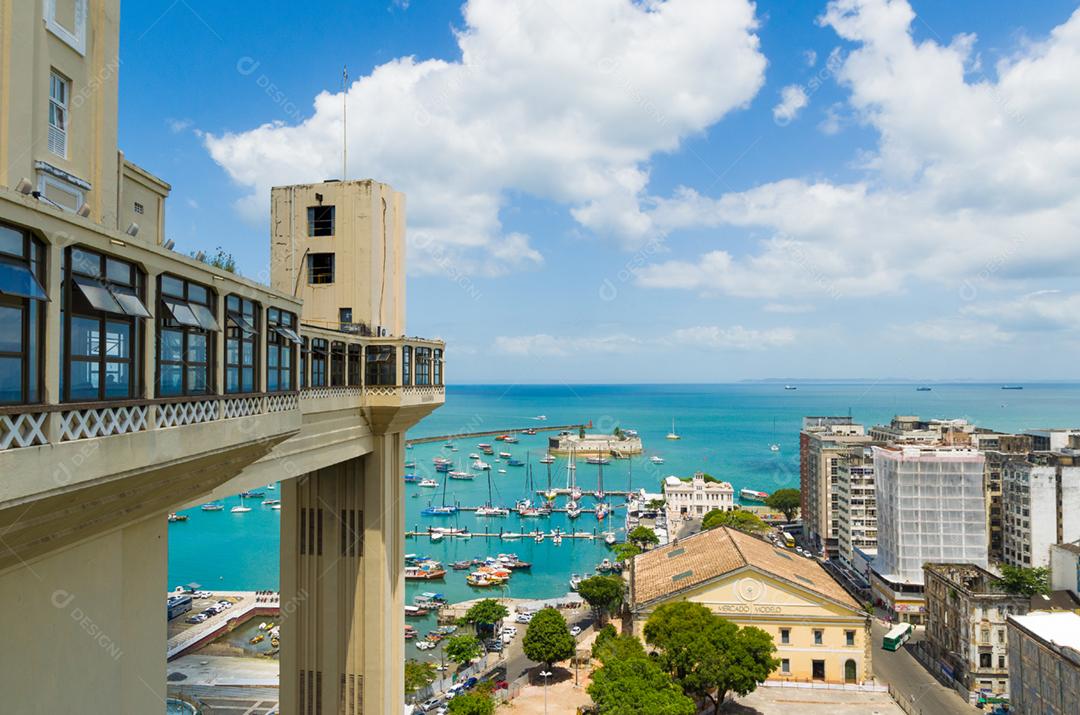 Vista do Elevador Lacerda e da Baía de Todos os Santos em Salvador, Bahia, Brasil.