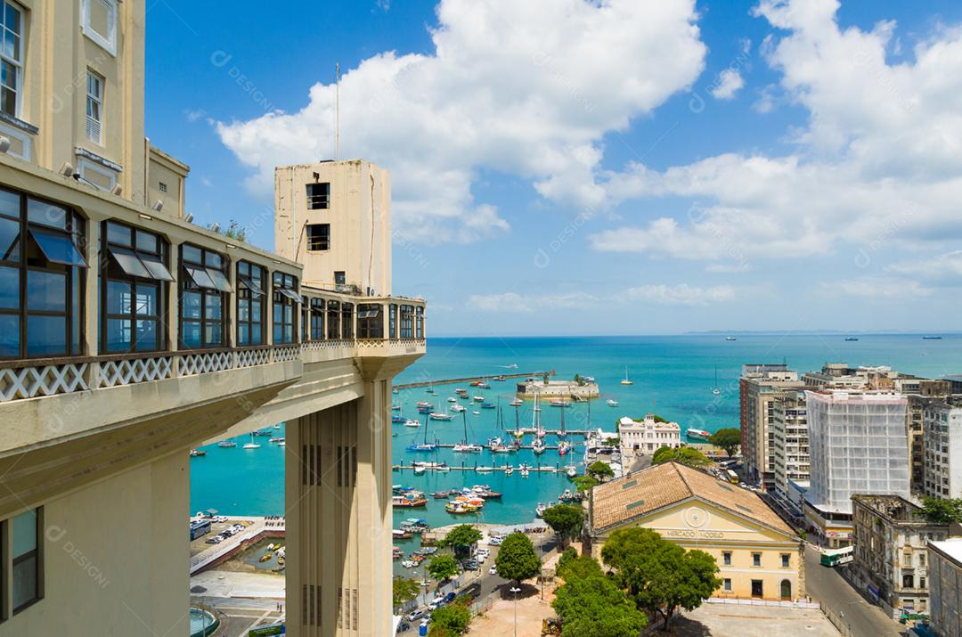 Vista do Elevador Lacerda e da Baía de Todos os Santos em Salvador, Bahia, Brasil.