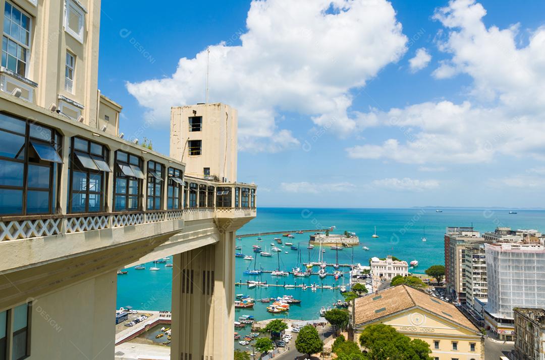 Vista do Elevador Lacerda e da Baía de Todos os Santos em Salvador, Bahia, Brasil.