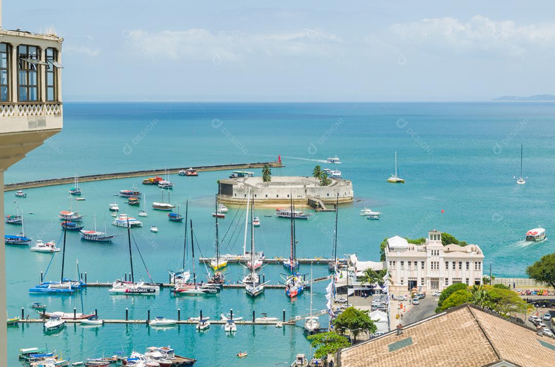 Vista do Elevador Lacerda e da Baía de Todos os Santos em Salvador, Bahia, Brasil.