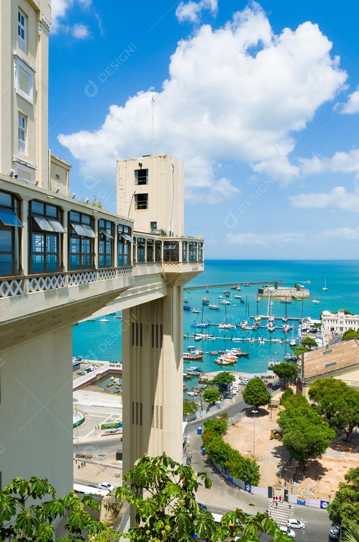 Vista do Elevador Lacerda e da Baía de Todos os Santos em Salvador, Bahia, Brasil.