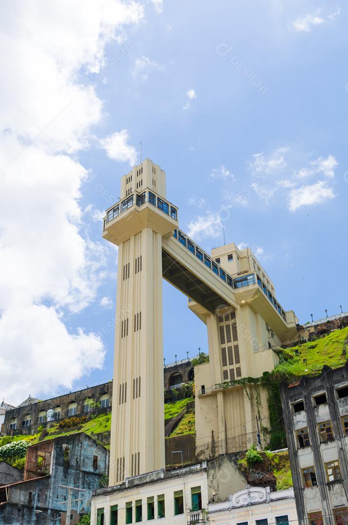 Vista do Elevador Lacerda e da Baía de Todos os Santos em Salvador, Bahia, Brasil.