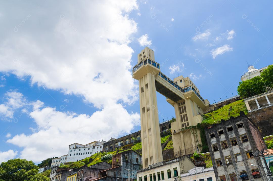 Vista do Elevador Lacerda e da Baía de Todos os Santos em Salvador, Bahia, Brasil.