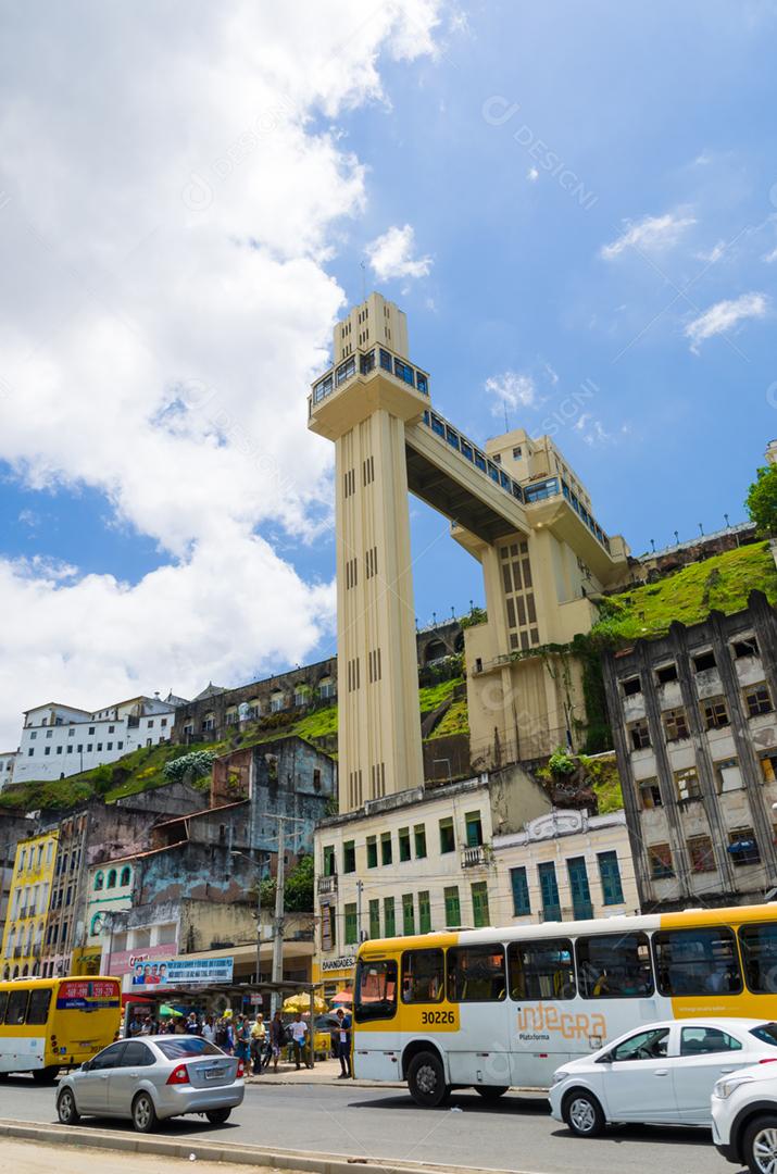 Vista do Elevador Lacerda e da Baía de Todos os Santos em Salvador, Bahia, Brasil.