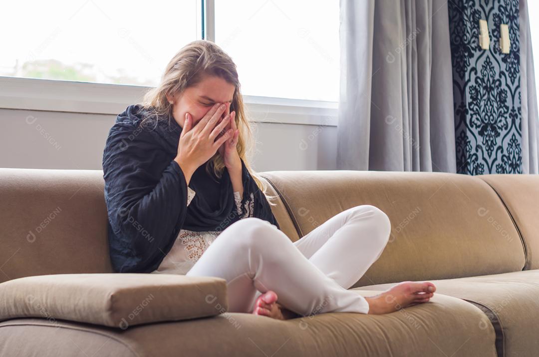 Grande conceito de alergia, rinite, tosse. Jovem loira tossindo.