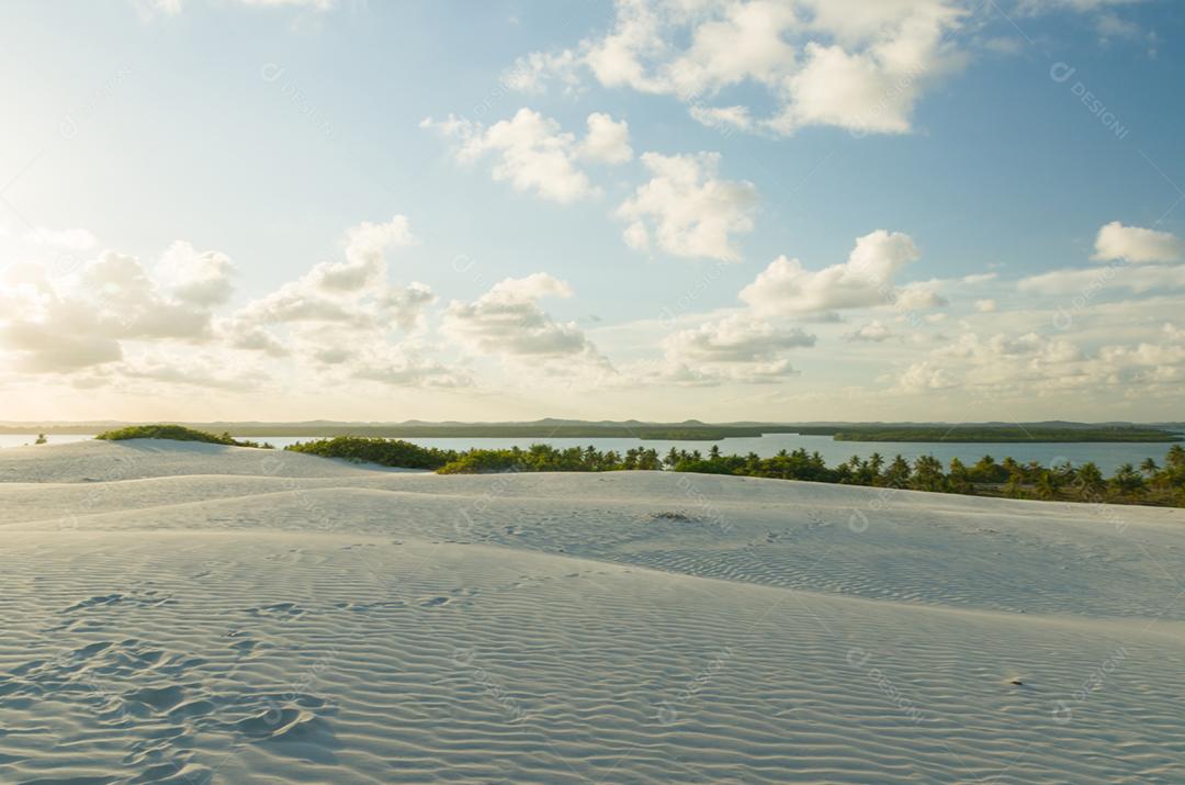 Linda vista do Mangue Seco na Bahia, praia dos pequenos pescadores