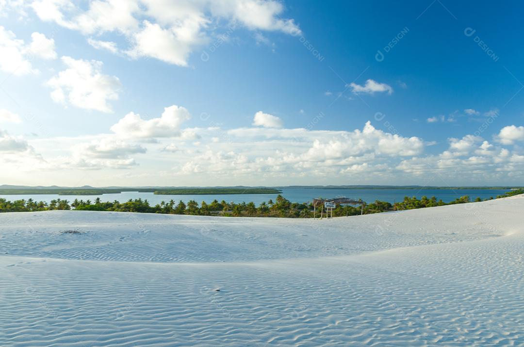 Linda vista do Mangue Seco na Bahia, praia dos pequenos pescadores
