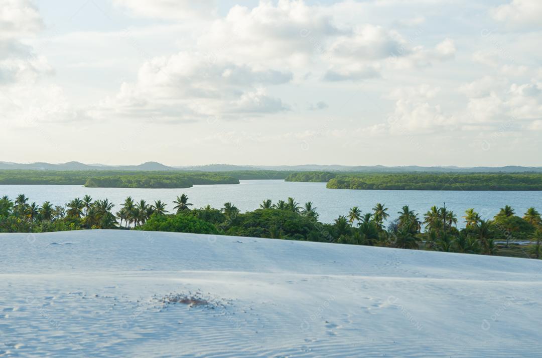 Linda vista do Mangue Seco na Bahia, praia dos pequenos pescadores