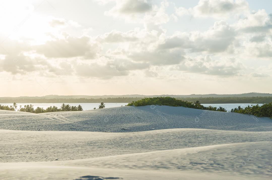 Linda vista do Mangue Seco na Bahia, praia dos pequenos pescadores