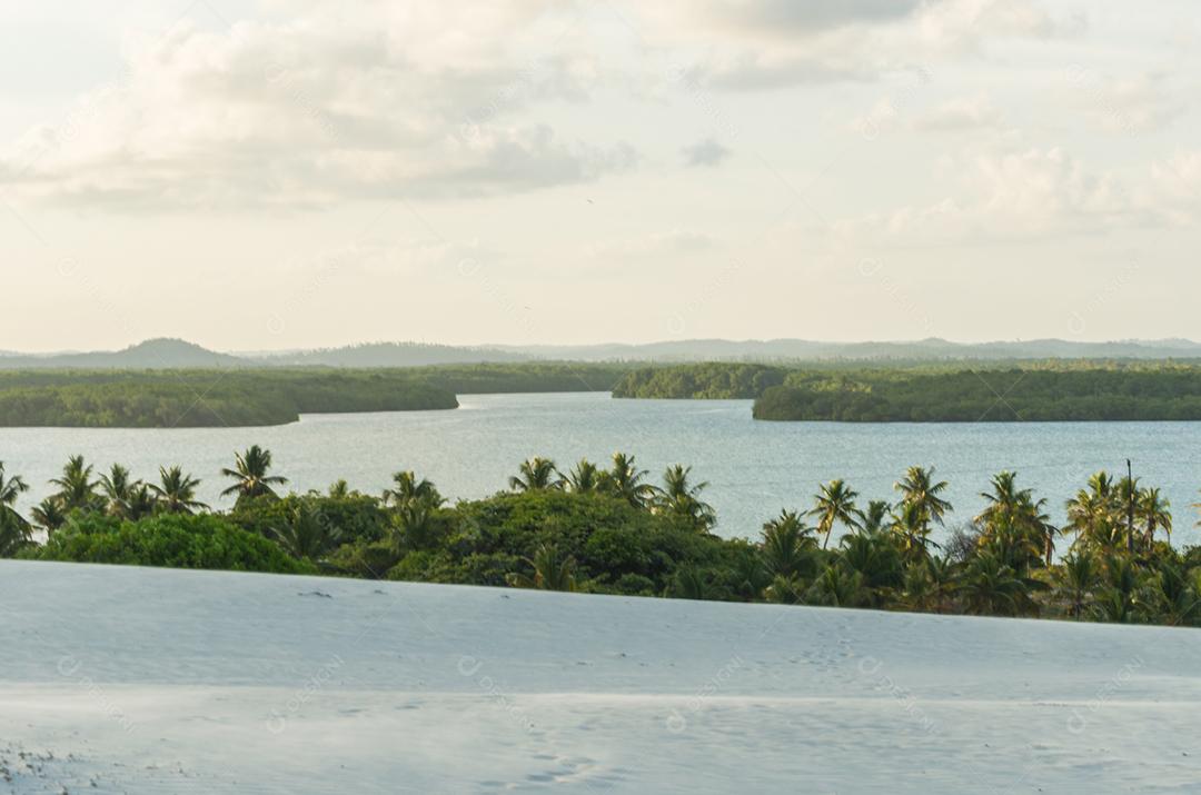 Linda vista do Mangue Seco na Bahia, praia dos pequenos pescadores