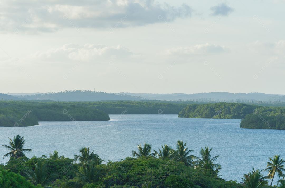 Linda vista do Mangue Seco na Bahia, praia dos pequenos pescadores
