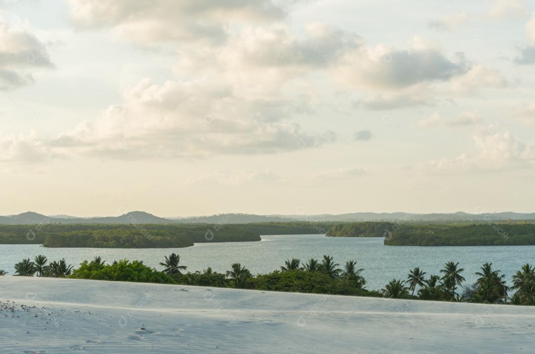 Linda vista do Mangue Seco na Bahia, praia dos pequenos pescadores