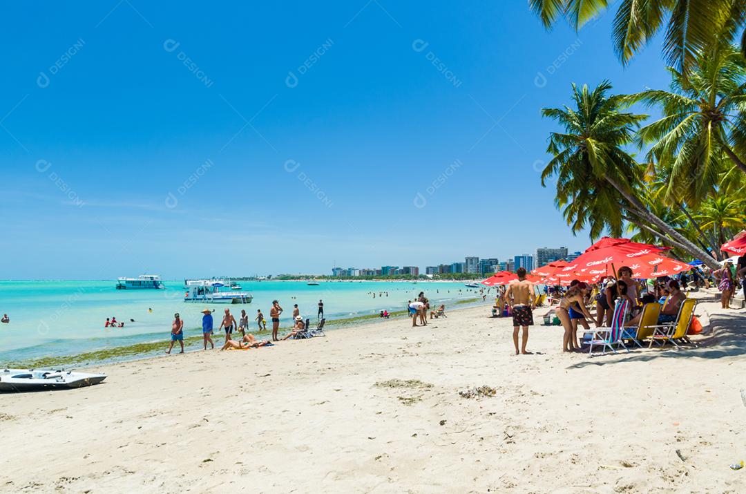 Vista deslumbrante da praia de Maceió com suas águas azuis caribenhas