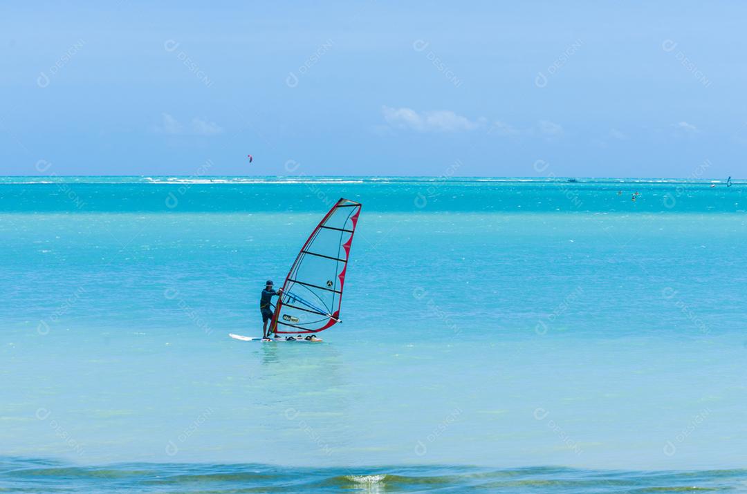 Vista deslumbrante da praia de Maceió com suas águas azuis caribenhas