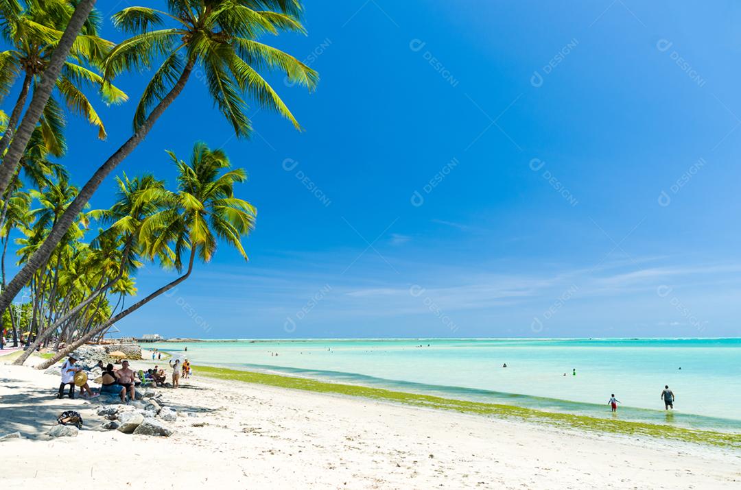 Vista deslumbrante da praia de Maceió com suas águas azuis caribenhas