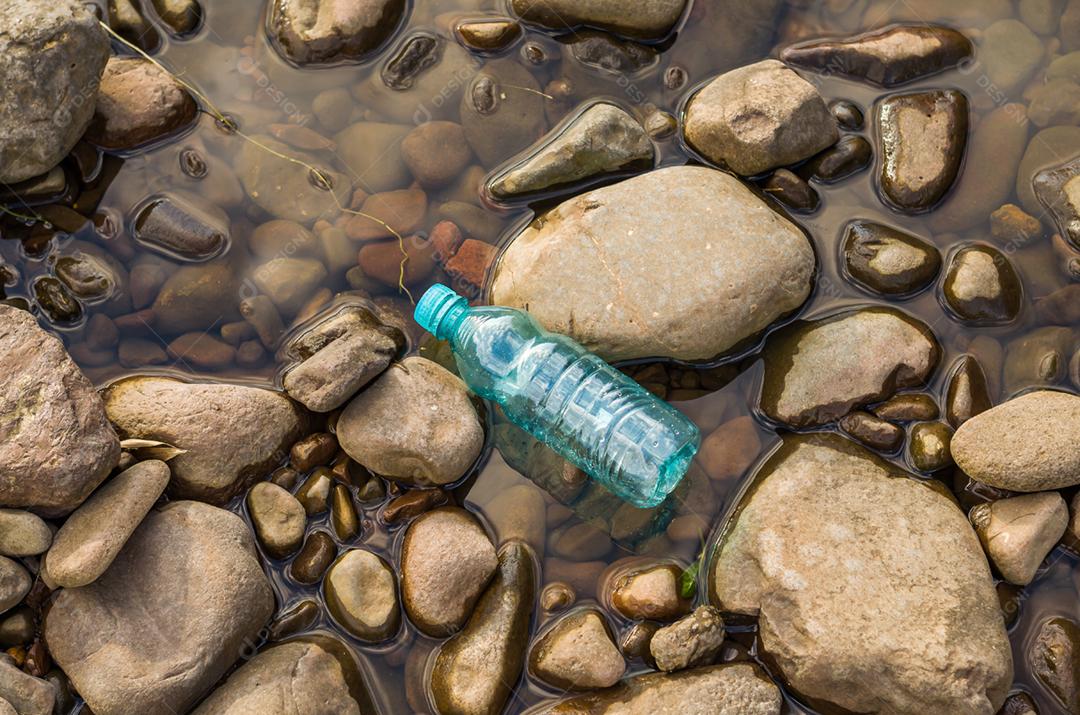 Grande conceito de lixo, plástico no meio ambiente.