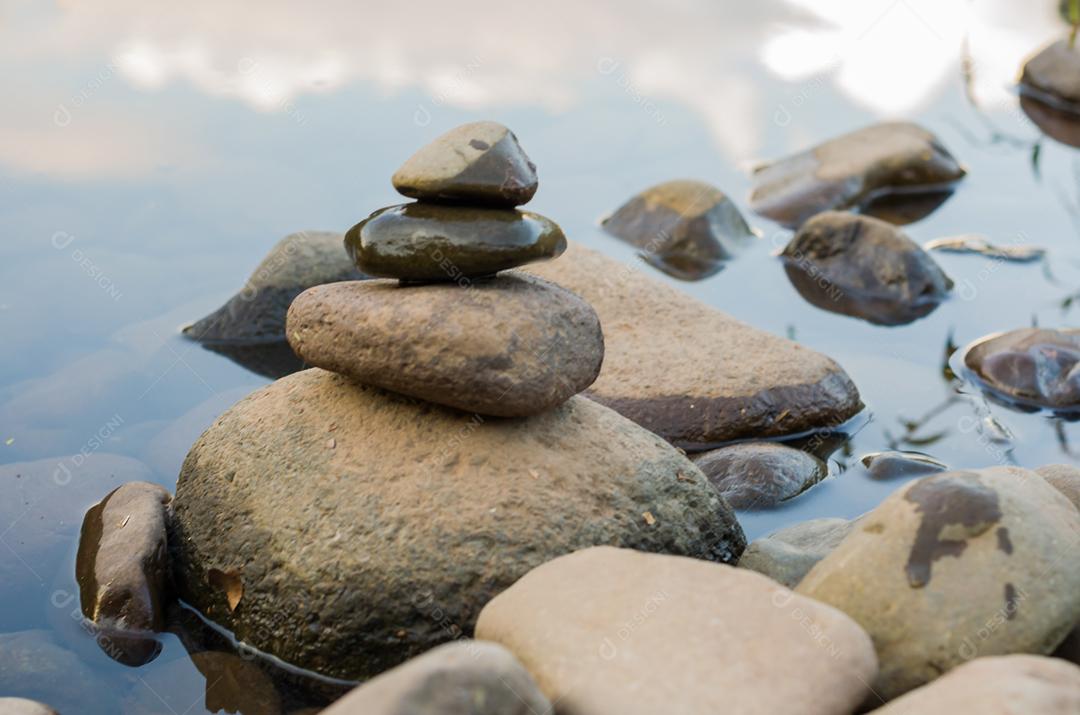 Grande conceito de espiritualidade, tranquilidade e meditação, land art com pedras em cascata.