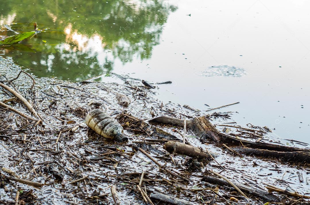 Grande conceito de lixo, plástico no meio ambiente.
