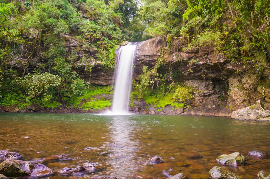Grande ângulo de bela cachoeira com água em movimento.