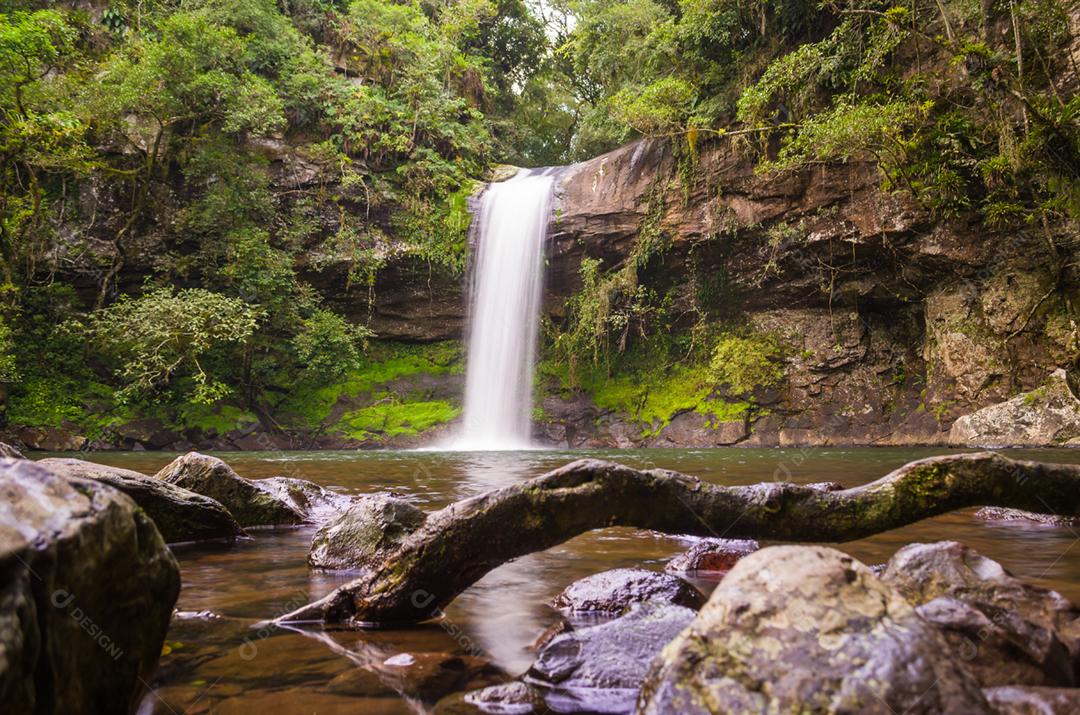 Grande ângulo de bela cachoeira com água em movimento.