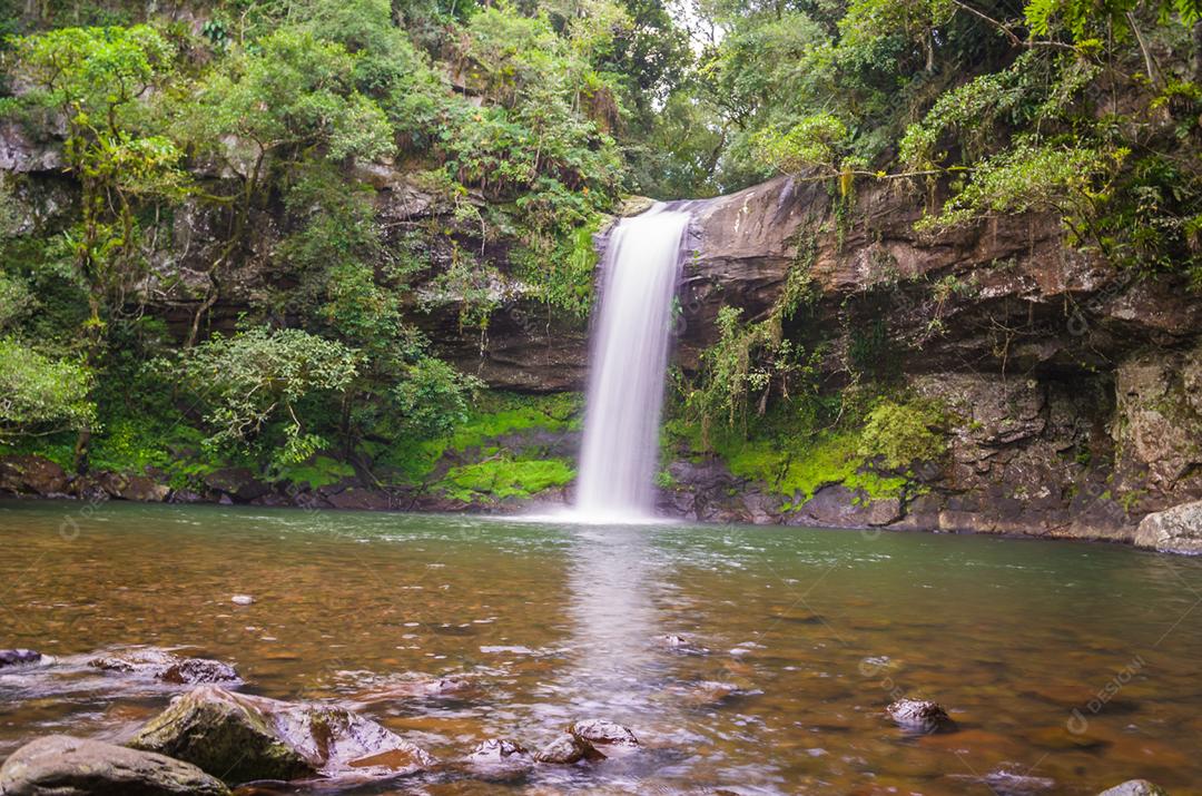 Grande ângulo de bela cachoeira com água em movimento.