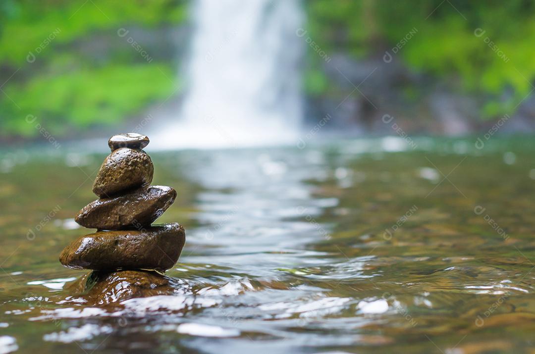 Grande conceito de espiritualidade, tranquilidade e meditação, land art com pedras em cascata.