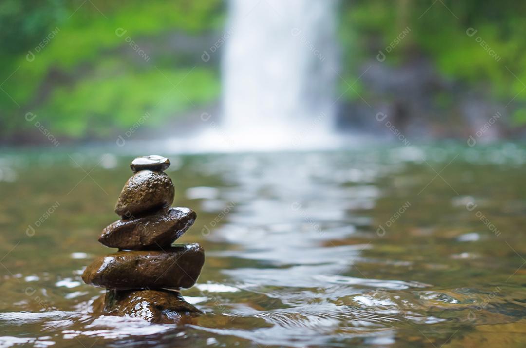 Grande conceito de espiritualidade, tranquilidade e meditação, land art com pedras em cascata.