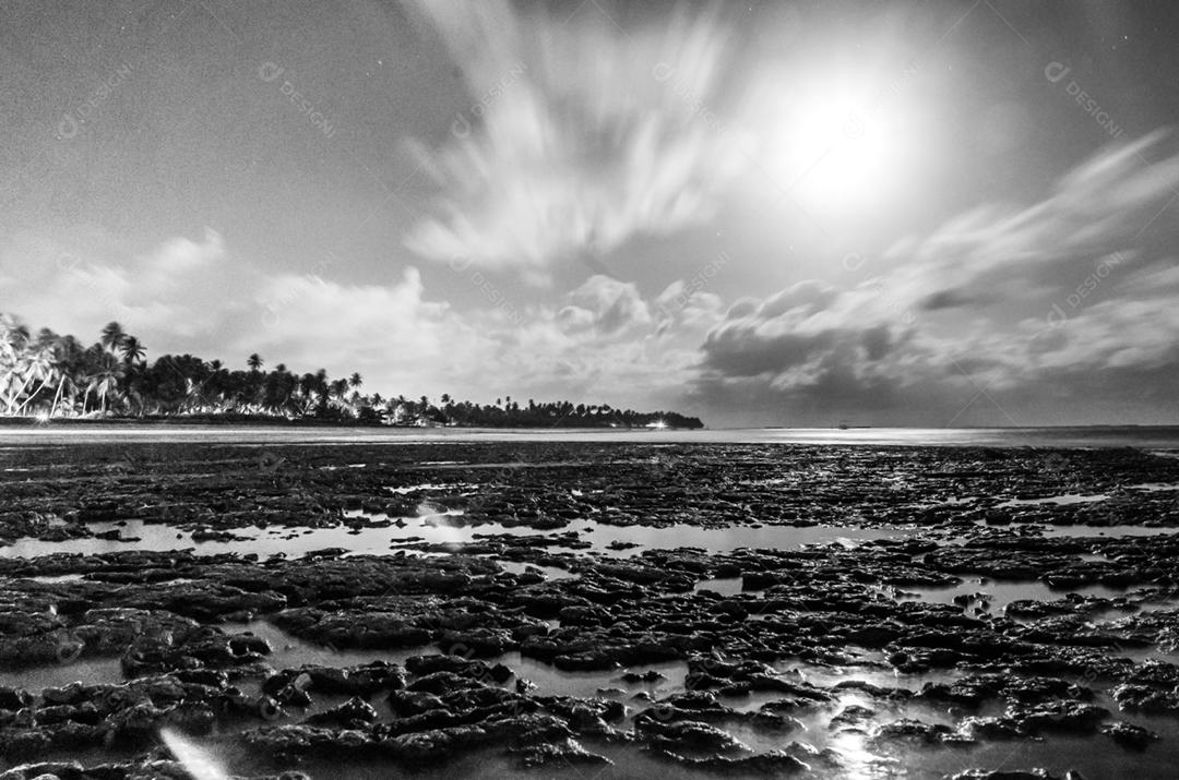 Linda imagem noturna de longa exposição da praia de São Miguel dos Milagres