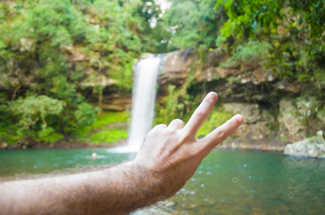 Uma cachoeira para relaxar, símbolo de paz e amor.