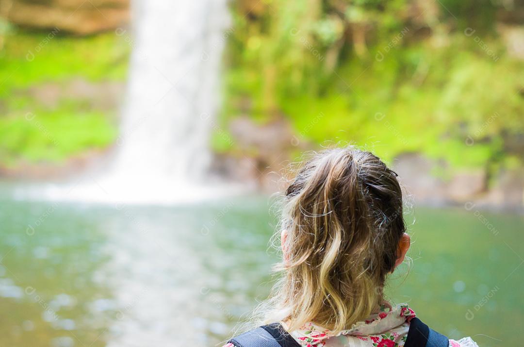 Uma cachoeira para relaxar, símbolo de paz e amor.
