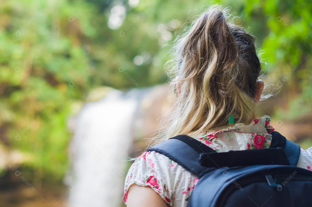 Uma cachoeira para relaxar, símbolo de paz e amor.