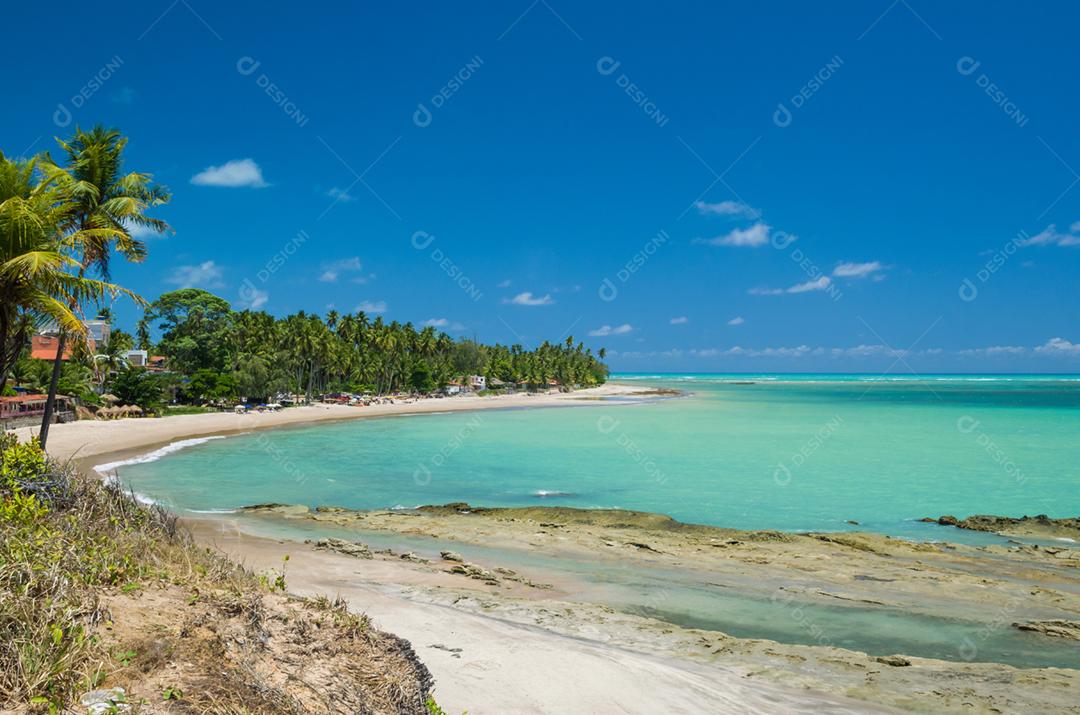 Paisagem praia areia ondas em movimentos céu azul