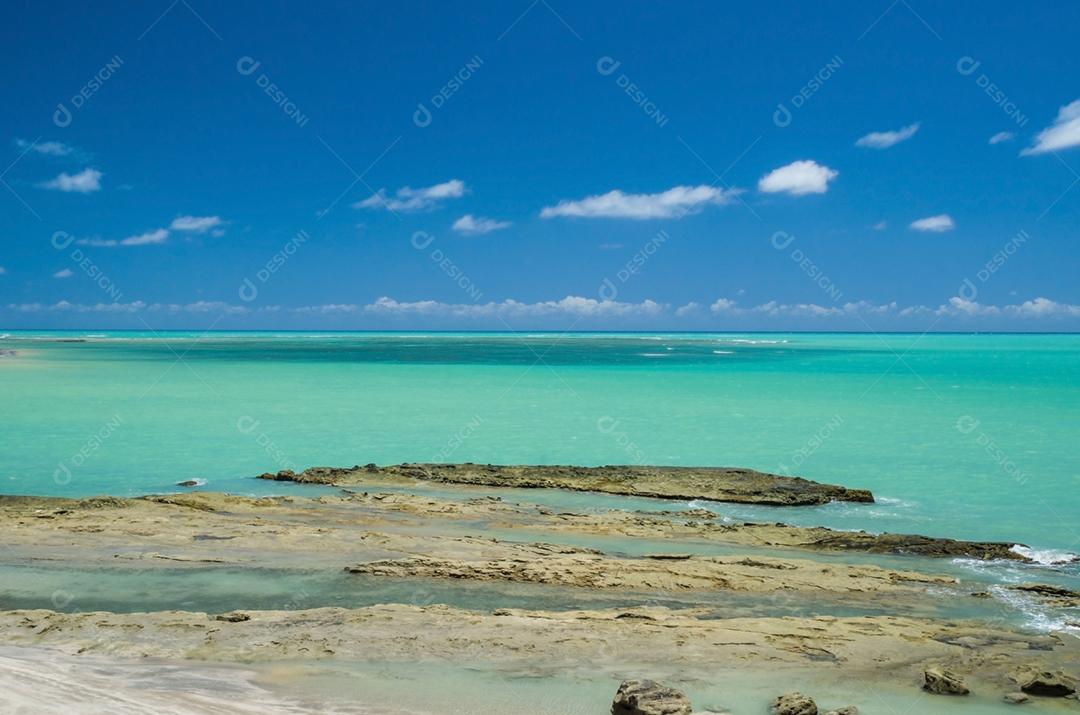 Vista deslumbrante da praia de Maragogi com suas águas azuis cristalinas