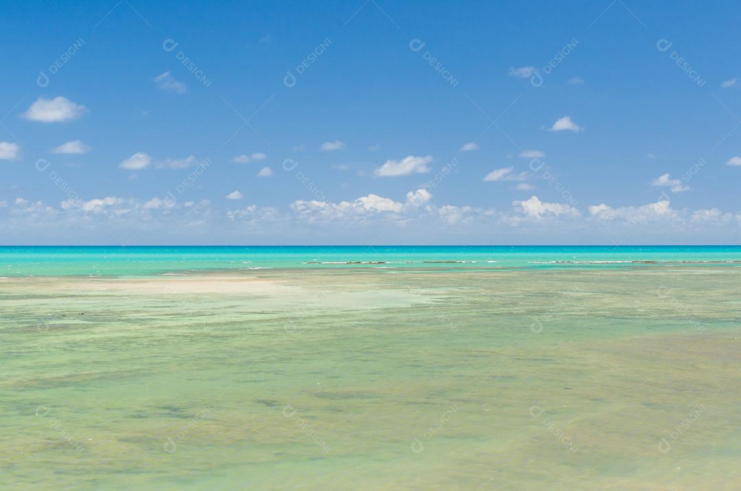 Vista deslumbrante da praia de Maragogi com suas águas azuis cristalinas