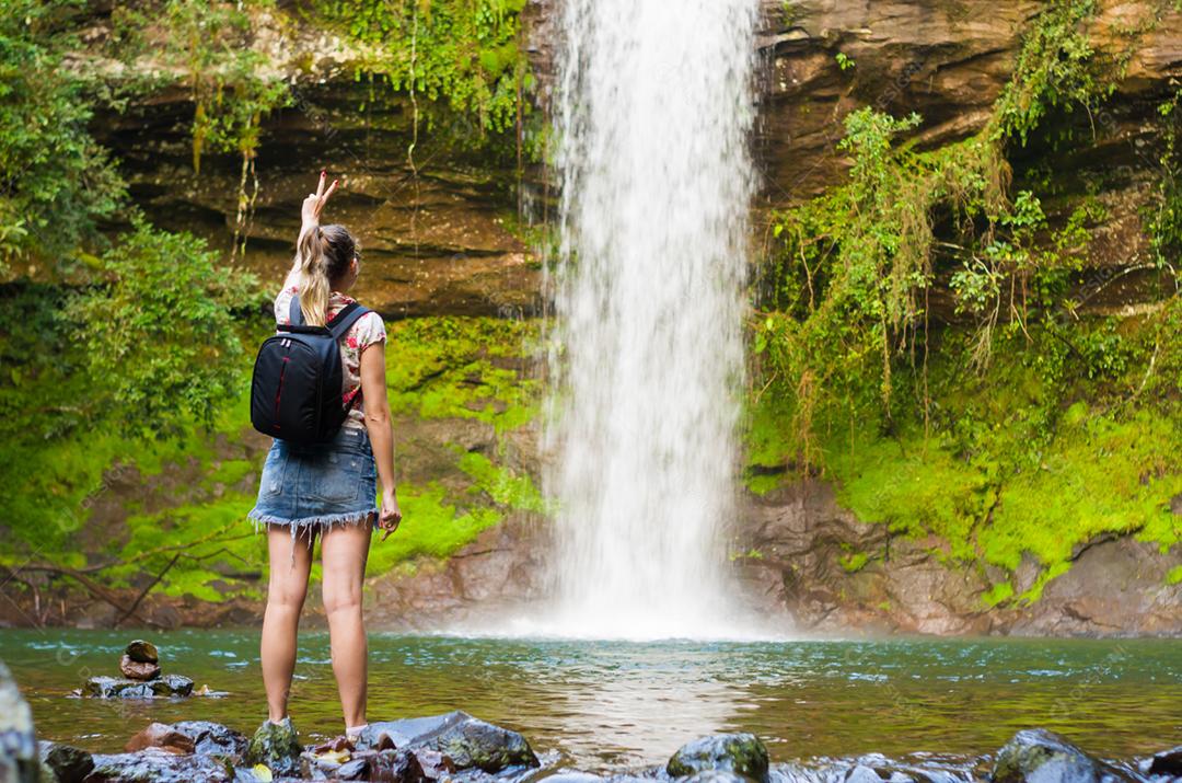 Uma cachoeira para relaxar, símbolo de paz e amor.