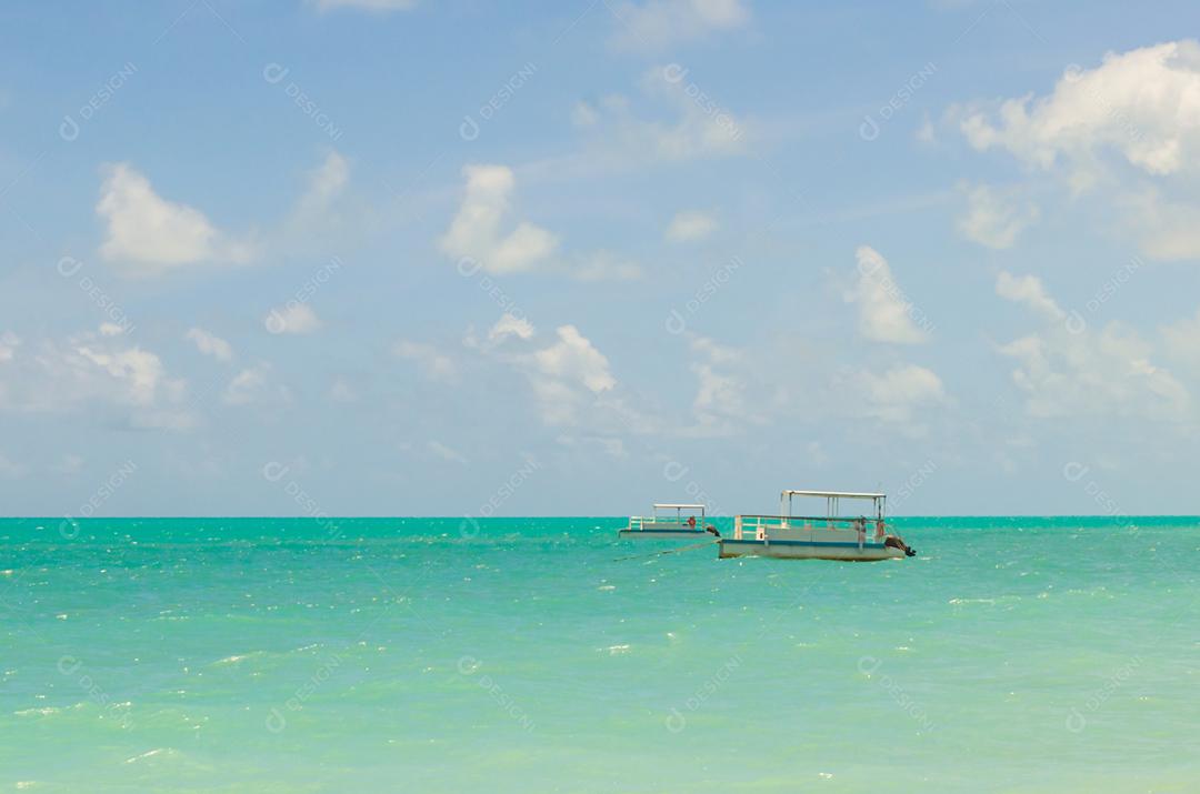 Linda imagem de barco navegando em um paraíso tropical Bela imagem de barco navegando em um paraíso tropical